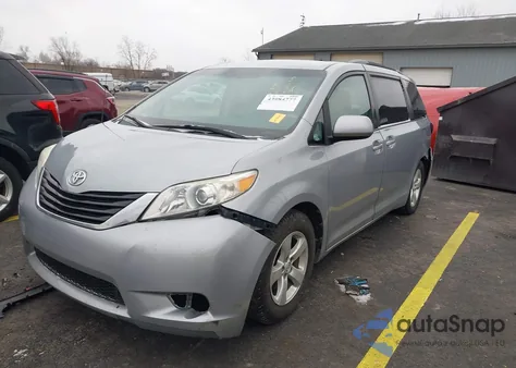 2014 Toyota Sienna Le V6 8 Passenger z USA, uszkodzony, nr VIN 5TDKK3DC1ES449006